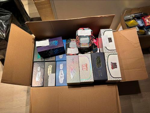 20k+/-  Pokemon bulk kaarten - 48 ETB's, verschillende sets, Hobby en Vrije tijd, Verzamelkaartspellen | Pokémon, Zo goed als nieuw