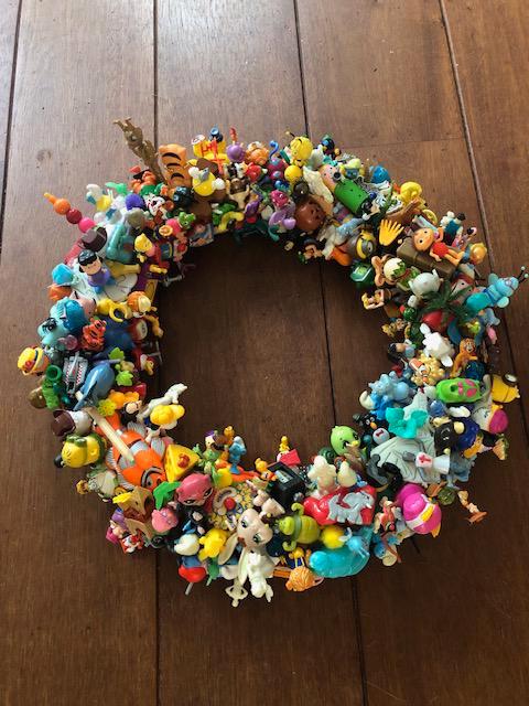 Grote, zeer aparte krans van kleine speelgoedjes! Nieuw!, Huis en Inrichting, Woonaccessoires | Kransen, Nieuw, Ophalen