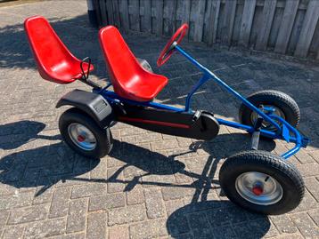 Berg met 2 stoelen beschikbaar voor biedingen