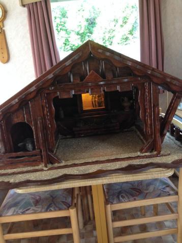 Mooie grote kerststal met aparte plaat met hek, met apart ge beschikbaar voor biedingen