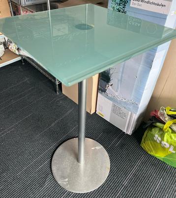 Glazen Tafel met Metalen Onderstel beschikbaar voor biedingen