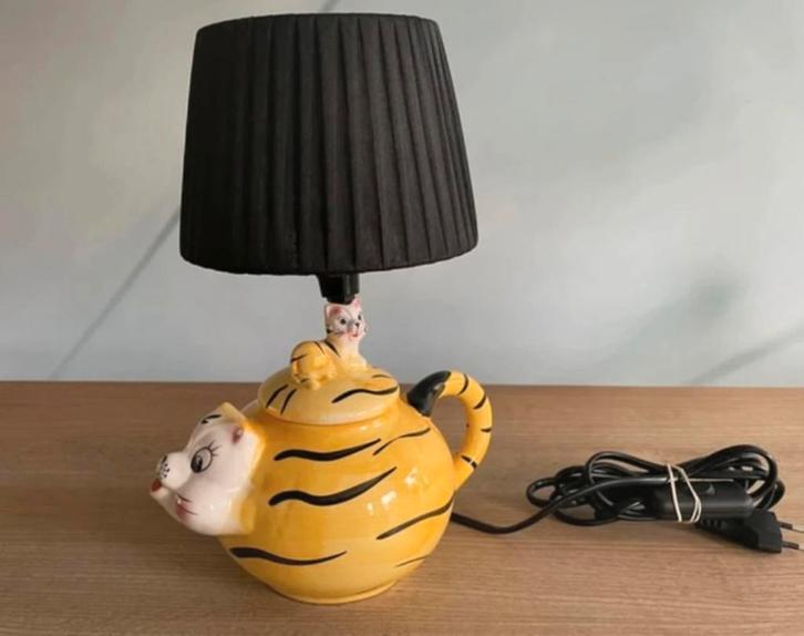 Schattige vintage poezen theepotlamp, Huis en Inrichting, Lampen | Tafellampen, Nieuw, Minder dan 50 cm, Overige materialen, Ophalen of Verzenden