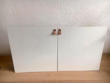 Hoogglans witte Besta deuren met leren ÖSTERNÄS handgrepen