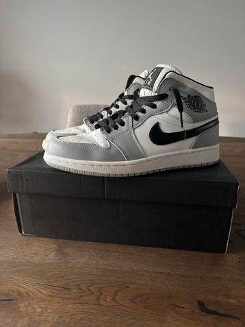 Air Jordan 1 Mid “Light Smoke Grey” - maat 42 (als nieuw) beschikbaar voor biedingen