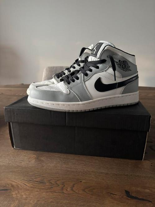 Air Jordan 1 Mid “Light Smoke Grey” - maat 42 (als nieuw), Kleding | Heren, Schoenen, Zo goed als nieuw, Wit, Ophalen of Verzenden