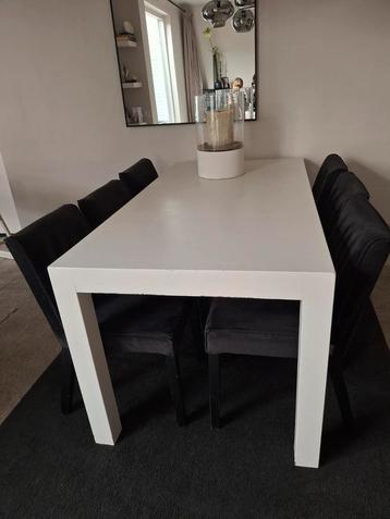Eetkamer tafel  beschikbaar voor biedingen