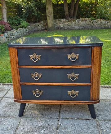 Bijzonder vintage ladekastje,  gerestyled  beschikbaar voor biedingen