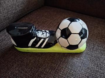 Voetbal schoen en ballen spaarpot nieuw beschikbaar voor biedingen