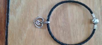 Leren chamilia armband met Zilveren chamilia bedel  beschikbaar voor biedingen