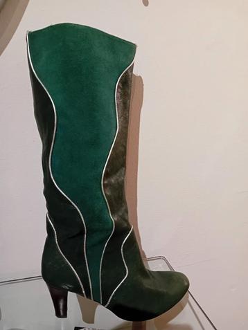 Groene leren laarzen beschikbaar voor biedingen