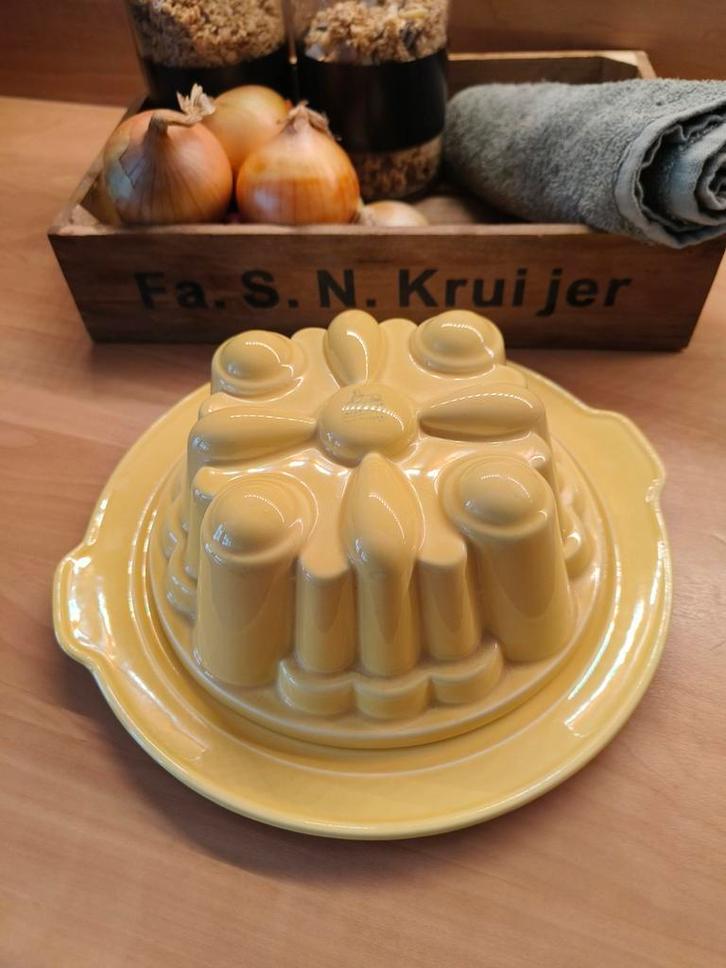 Mooie gele pudding vorm/puddingvorm van Petrus Regout, Antiek en Kunst, Antiek | Servies los, Ophalen of Verzenden