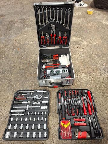 Gereedschapskist beschikbaar voor biedingen