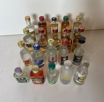 20 Miniatuur Wodka, Vodka, .. flesjes - vol beschikbaar voor biedingen