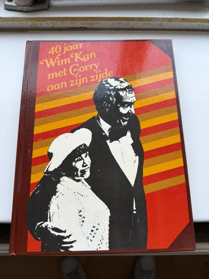 40 jaar Wim Kan met Corry aan zijn zijde jubileumboek 1976, Boeken, Kunst en Cultuur | Dans en Theater, Gelezen, Cabaret, Ophalen of Verzenden