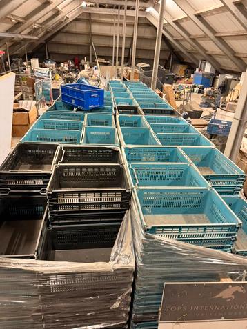Stapelbare opberg kratten beschikbaar voor biedingen