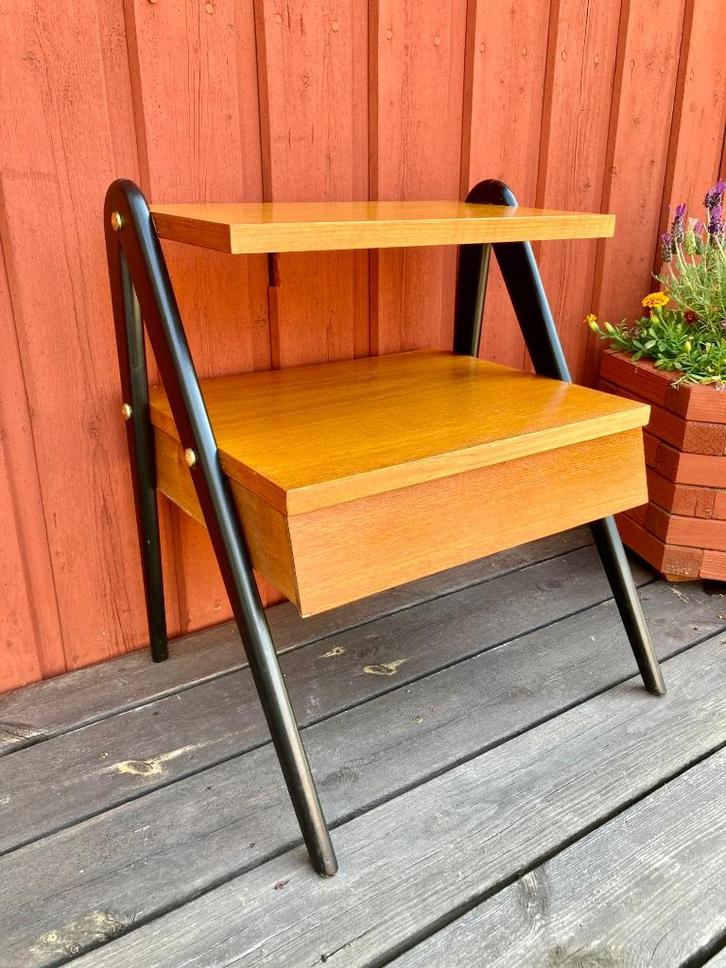 Nachtkastje uit Zweden, teakfineer met zwarte poten+1 lade, Huis en Inrichting, Slaapkamer | Nachtkastjes, Gebruikt, Minder dan 55 cm