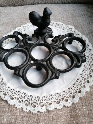 Brocant eierrekje gietijzer kip beschikbaar voor biedingen