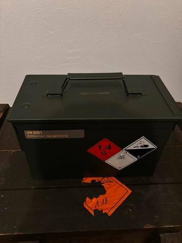 Kleine Metalen Munitiekist beschikbaar voor biedingen