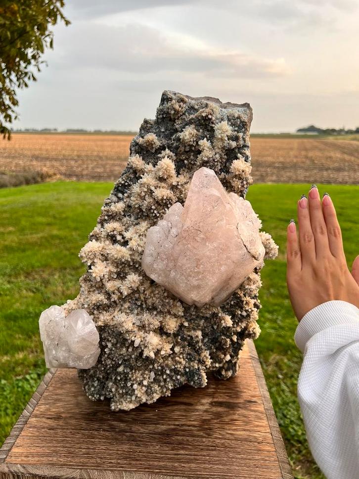 prachtige calciet cluster met 2 enorme calciet punten, Verzamelen, Mineralen en Fossielen, Ophalen of Verzenden