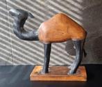 2 houten sculpturen met ijzer dromedaris en neushoorn, Ophalen of Verzenden