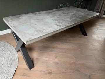 Stijlvolle beton ciré eettafel met robuuste X-poten 220x100 beschikbaar voor biedingen