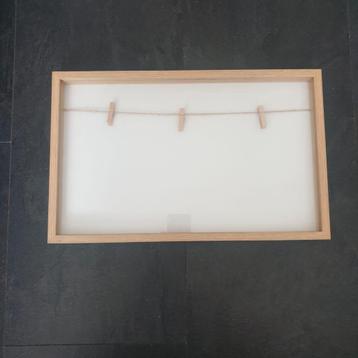 Houten fotolijst met wasknijpers beschikbaar voor biedingen