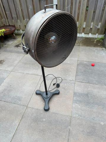 Zware industriele vloerlamp beschikbaar voor biedingen