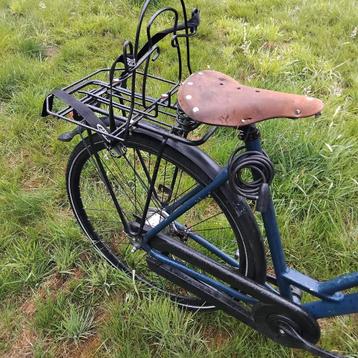 Donkerblauw dames fiets beschikbaar voor biedingen