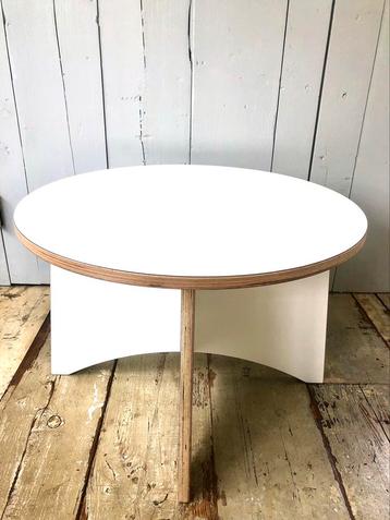 Speeltafel rond peuter beschikbaar voor biedingen