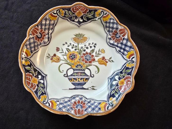 Bord (met beschildering van bloemen in vaas), Antiek en Kunst, Antiek | Servies los, Ophalen of Verzenden