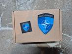 Ongeopende NAVO Top geschenkdoos met patches, Verzamelen, Ophalen of Verzenden, Overige soorten, Nederland, Embleem of Badge