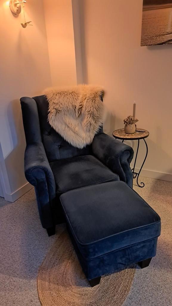 Prachtige donkerblauwe velvet fauteuil met poef/ voetenbank, Huis en Inrichting, Fauteuils, Zo goed als nieuw, Stof, 75 tot 100 cm