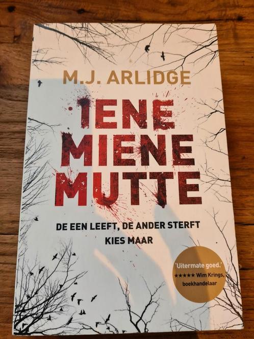 M.J. Arlidge - Iene Miene Mutte, Boeken, Thrillers, Zo goed als nieuw, Ophalen of Verzenden