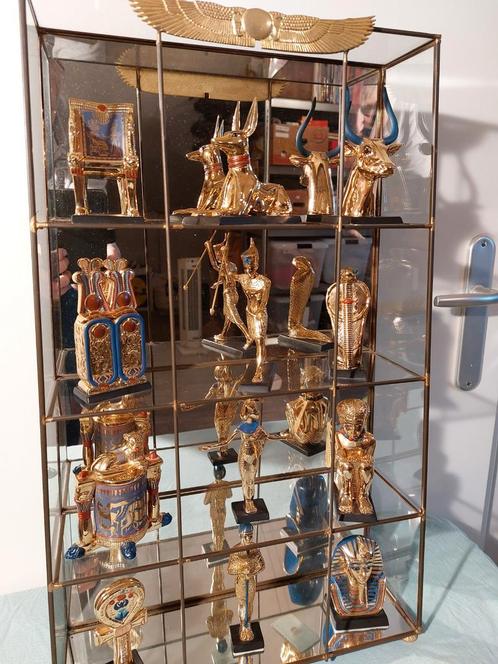 Vitrine kastje met beeldjes van Toetanchamon, Verzamelen, Overige Verzamelen, Zo goed als nieuw, Ophalen