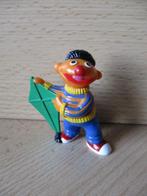 Sesamstraat Ernie kunststof poppetje met vlieger 6cm, Ophalen of Verzenden, Gebruikt