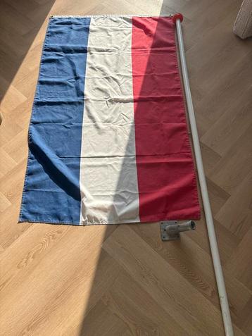 Nederlandse vlag, mast en houder beschikbaar voor biedingen