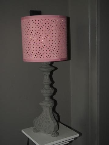Grijze metalen lamp beschikbaar voor biedingen