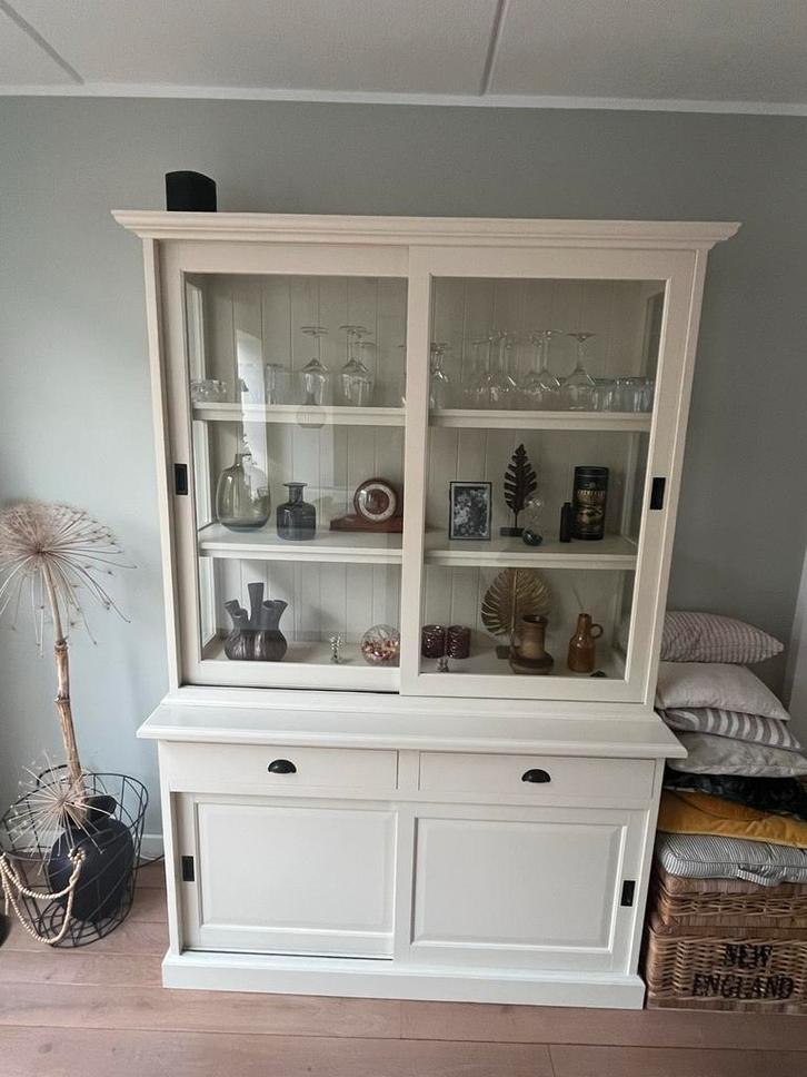 Witte buffetkast met schuifdeuren, Huis en Inrichting, Kasten | Dressoirs, Zo goed als nieuw, 100 tot 150 cm, 25 tot 50 cm, Met lade(s)