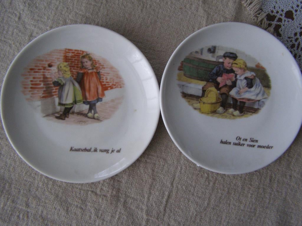 Twee wandbordjes Ot en Sien 12.5 cm doorsnee, gaaf, Ophalen of Verzenden, Zo goed als nieuw, Mens