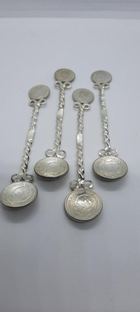 4 Zilveren Lepeltjes met Wilhelmina Kwartjes, Verzamelen, Militaria | Tweede Wereldoorlog, Ophalen of Verzenden
