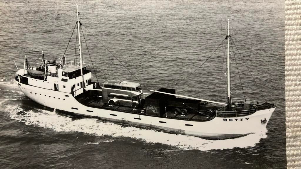 BETTY '51 - a/dek truck SAURER + dubbele bus  ROUTEMASTER, Verzamelen, Ansichtkaarten | Themakaarten, Voertuig, Ophalen of Verzenden