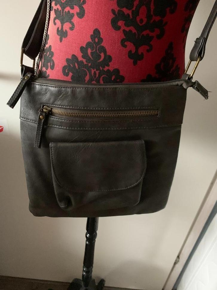 Mooie compact klein schouder tasje(nr.17 D4), Sieraden, Tassen en Uiterlijk, Tassen | Damestassen, Gebruikt, Schoudertasje, Grijs