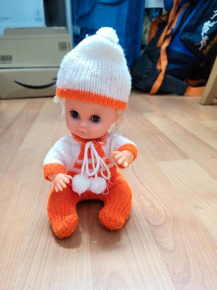 Vintage Pop met Oranje Pakje, Kinderen en Baby's, Speelgoed | Poppen, Gebruikt, Babypop, Ophalen of Verzenden