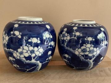 2 blauw/witte Kangxi gemberpotten met prunus bloesem  beschikbaar voor biedingen