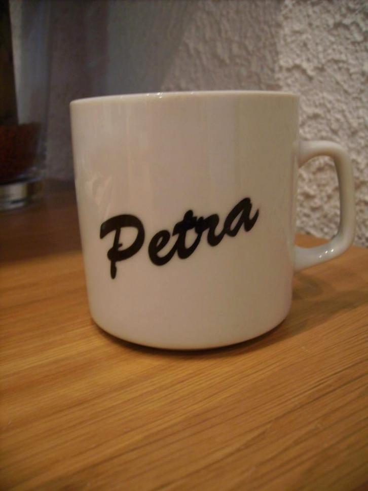 Mok / beker met naam Petra, Huis en Inrichting, Keuken | Servies, Nieuw, Kop(pen) en/of Schotel(s), Overige stijlen, Porselein