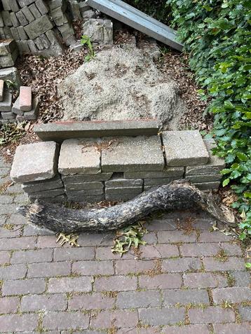 Gratis stenen op te halen beschikbaar voor biedingen