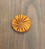Oranje rozet speldje bevrijding Nederland mei 1945 pin speld, Ophalen of Verzenden, Overige soorten, Nederland, Embleem of Badge