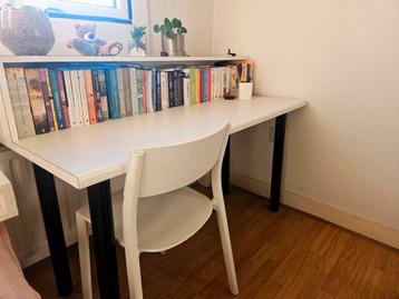 Bureau met boekenplank beschikbaar voor biedingen