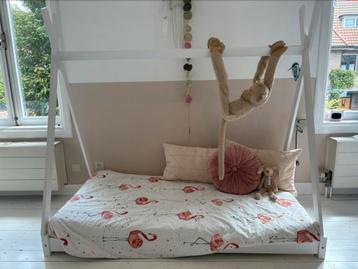 Kinderbed Wigwam wit 160x80 incl matras en lattenbodem beschikbaar voor biedingen