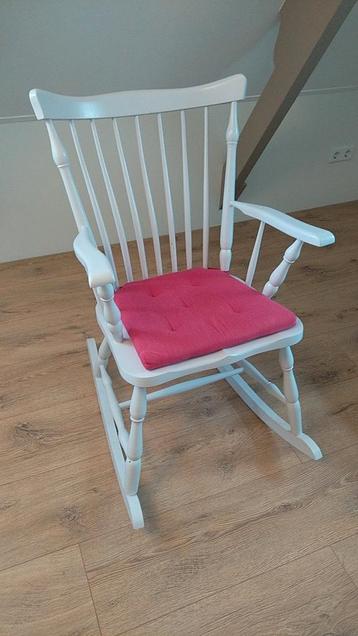Schommelstoel voor babykamer beschikbaar voor biedingen